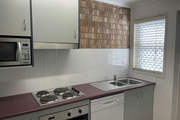 Charming 1-Bedroom Unit in the Heart of Gladstone Central – Convenient, Low-Maintenance Living! - Photo 1
