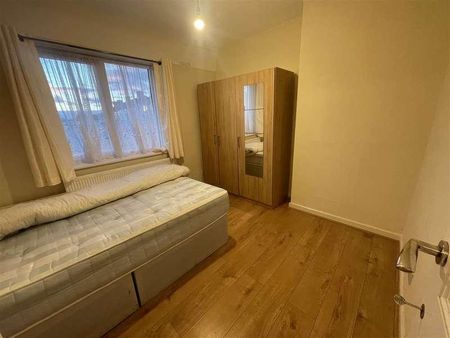 Bedroom House With Garden And Own Driveway - Edgware, HA8 - Photo 2