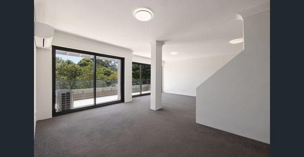 Prestigious Eastern Hill Lifestyle Haven - Photo 1