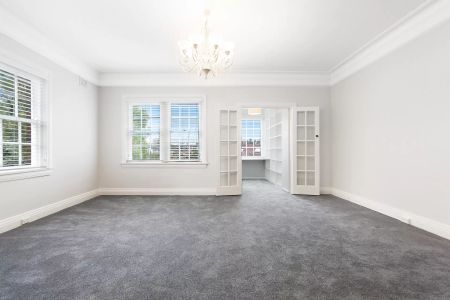 EXQUISITE THREE BEDROOM APARTMENT IN GLAMOROUS ‘STRADBROKE’ BUILDING - Photo 4