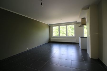 Ruim appartement met 2 slaapkamers en terras - Photo 2