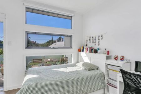 FURNISHED APARTMENT , SENSATIONAL LIVING IN ENVIABLE LOCATION! - Photo 4