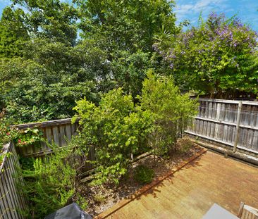 Newly Renovated North Facing Split Level 3 Bedroom Townhouse - Photo 1