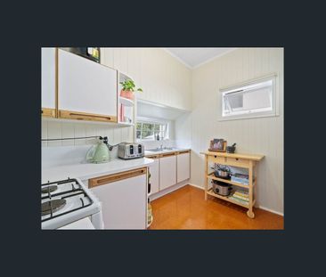 Charming Queensland Cottage – Perfect for Professionals or Small Fa... - Photo 6