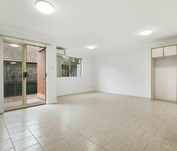 Spacious Two Storey Townhouse ! - Photo 2