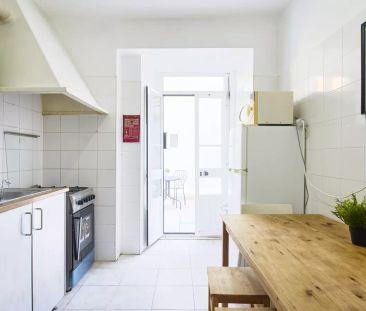 Room in a shared 7-bedroom apartment for rent in Lisbon. - Photo 2