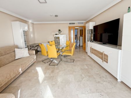 Amplio piso situado en la zona de Selwo, Estepona, a poca distancia andando de la playa y del Colegio Internacional - Foto 4