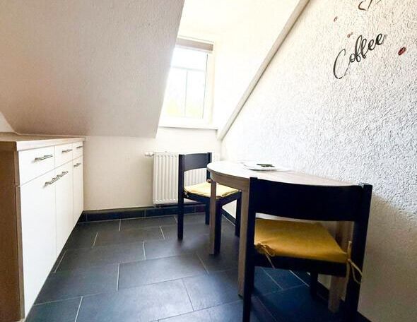 Moderne und gemütliche 2-Raum-Dachgeschosswohnung mit Einbauküche zentral in Schlettau! - Foto 1