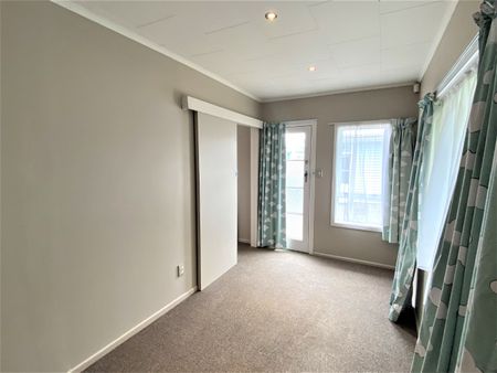 Spacious Tidy Home - Photo 5