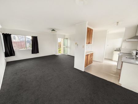 TWO WEEKS FREE - 3-Bedroom Family Home in Flat Bush - Photo 2