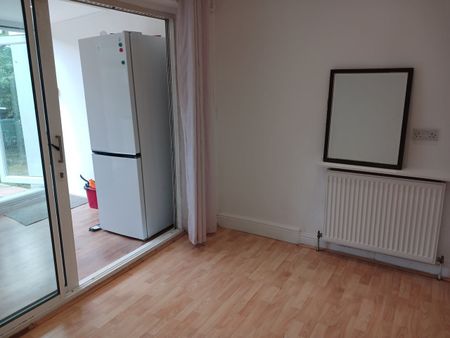 1 Bed Flat, St. Johns Road, NW11 - Photo 2