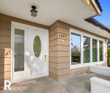 House in West Vancouver, BC - Photo 4