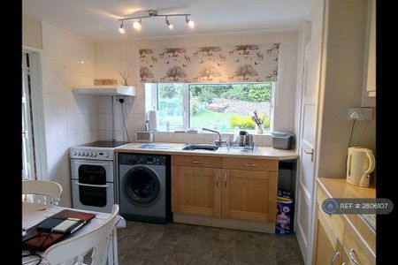 3 bedroom semi-detached house to rent - Photo 4