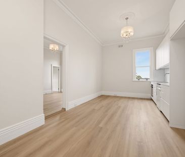 Stunning One Bedroom + Study Apartment In Charming Victorian Block - Photo 3
