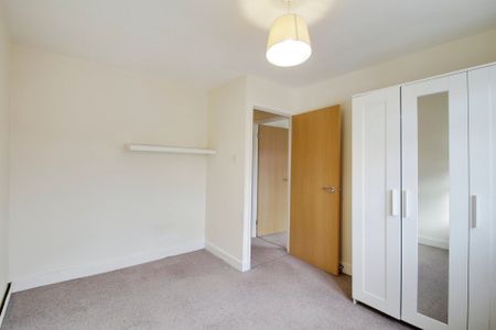 3 bed end of terrace house to rent in Valley Road, Uxbridge, UB10 - Photo 4