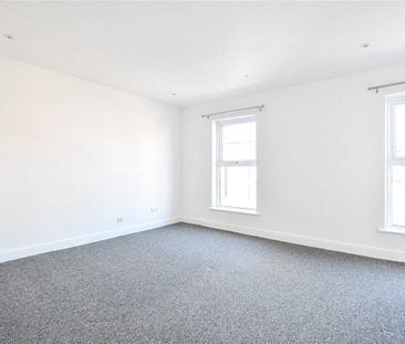 Well presented 2 bedroom apartment situated within walking distance... - Photo 1