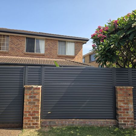 Beautifully Renovated Townhouse! - Photo 4