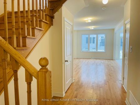 Townhouse For Lease | X8133400 - Photo 2