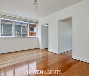 “GROUND FLOOR ONE BEDROOM APARTMENT IN THE HEART OF ST KILDA! I HAV... - Photo 3