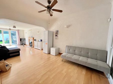 5 bedroom semi-detached house to rent - Photo 2