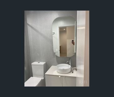 Ground Floor Unit with Private Backyard in Prime Windsor Location - Photo 4