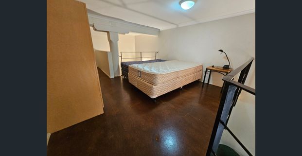 Students Only-Furnished Loft Style Courtyard Apartment - Photo 1