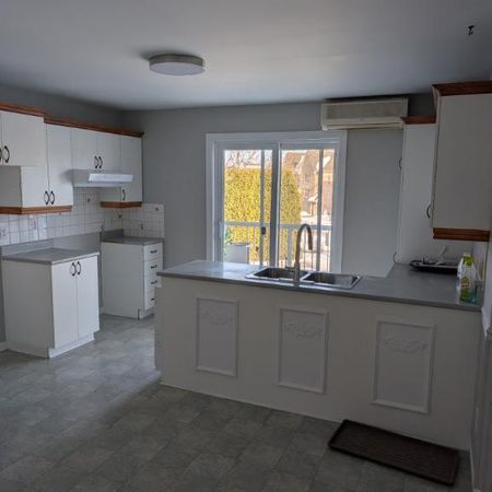 Condo 5 1/2, a louer , lumineux et bien situé . - Photo 3