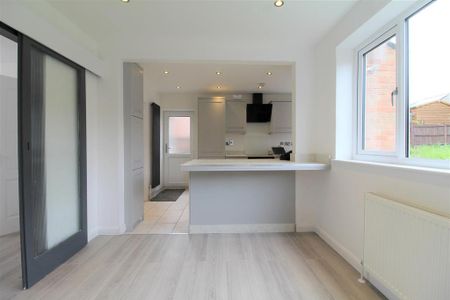 3 bedroom detached house to rent - Photo 4