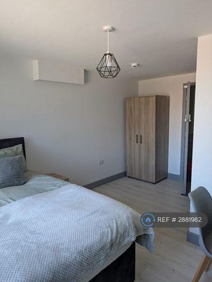 1 bedroom in a flat share to rent - Photo 1