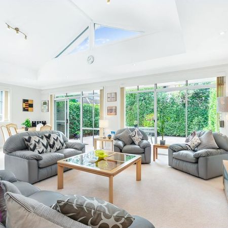 Outstanding contemporary townhouse in exclusive Lane Cove locale - Photo 3