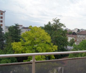 Location Appartement 1 pièce 49m² LYON 8ème - Photo 3