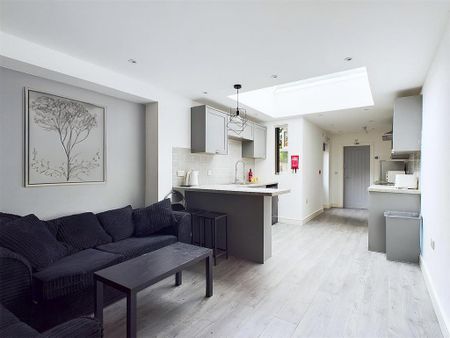 1 bedroom in a house share to rent - Photo 2