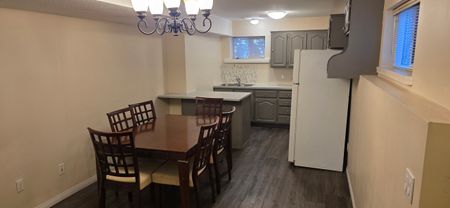 Lower 3 bedroom 2 bath unit - Photo 5