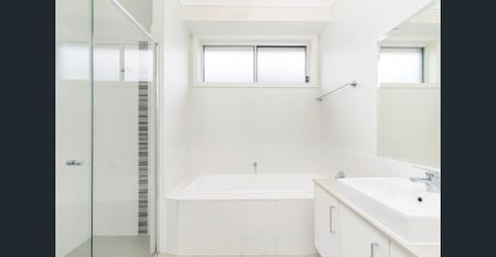 Spacious Single Storey Home - Photo 4