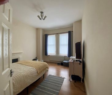 2 bedroom Flat to let - Photo 2