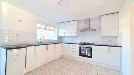 4 bedroom semi-detached house to rent - Photo 4