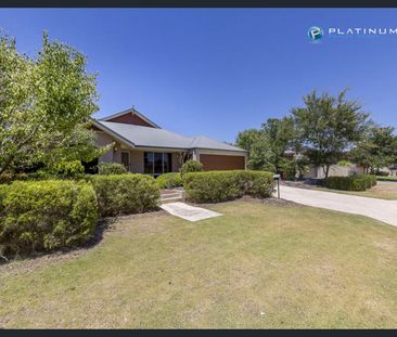 FABULOUS FAMILY HOME - Photo 4