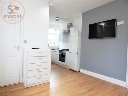 1 bedroom in a house share to rent - Photo 4