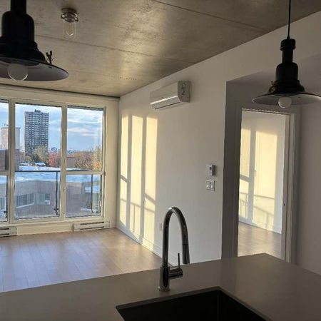 Libre immédiatement Condo 3 1/2 avec chambre fermée dans NDG. Très propre et lumineux. Électroménagers et eau chaude incluses. - Photo 3