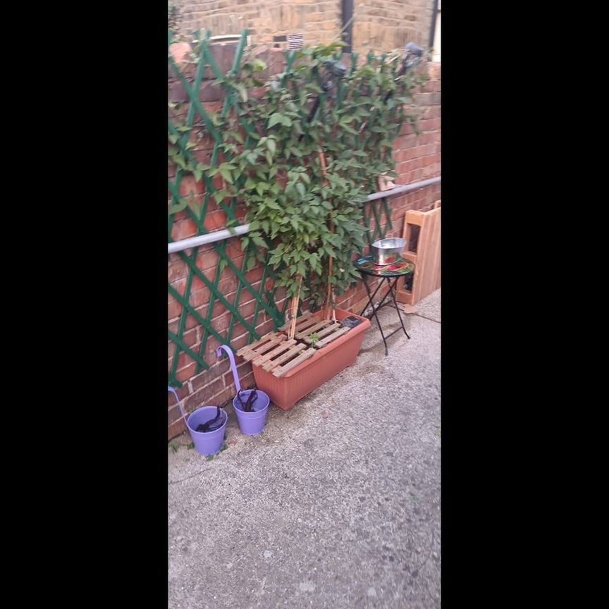 Room in a Shared House, Hazel Road, NW10 - Photo 1