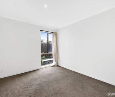 Three bedroom residence conveniently located in quiet location - Photo 2