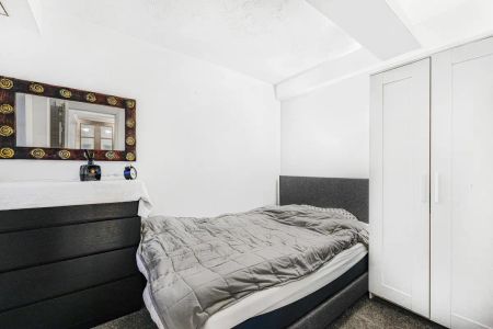 1 bedroom flat in London - Photo 3