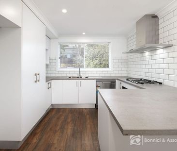 MODERN THREE-BEDROOM HOME - Photo 5