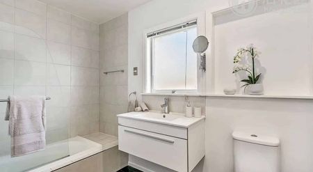 Spacious 4-Bedroom Home on a Big Fully-Fenced Sect - Photo 3