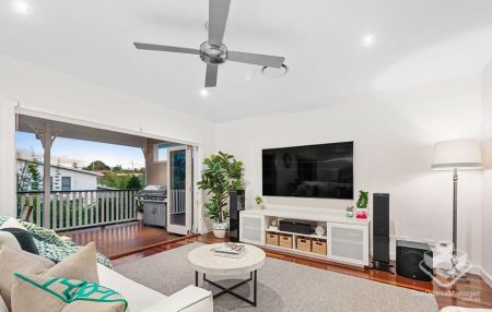 Modern Family Home with Ducted Air Conditioning & Swimming Pool - Photo 4