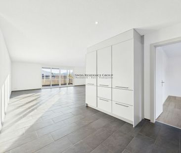 Modern apartment with view and sun rays - Photo 1