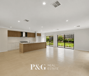 ✨ EXTREMELY LARGE LUXURY FAMILY LIVING ON A GRAND SCALE! ✨ - Photo 4