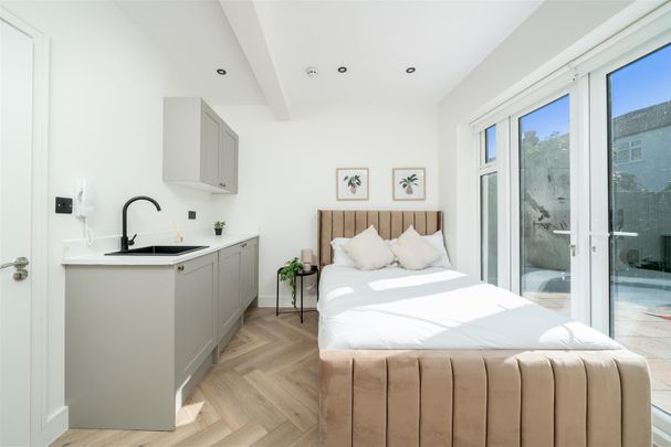 Runnymede Crescent, London - Photo 1