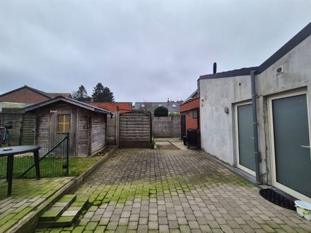 Gerenoveerde instapklare knusse rijwoning met tuin en uitweg achteraan. - Photo 2