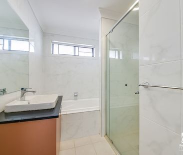 4 Bedrooms | 3 Bathrooms | Single Garage - Photo 4